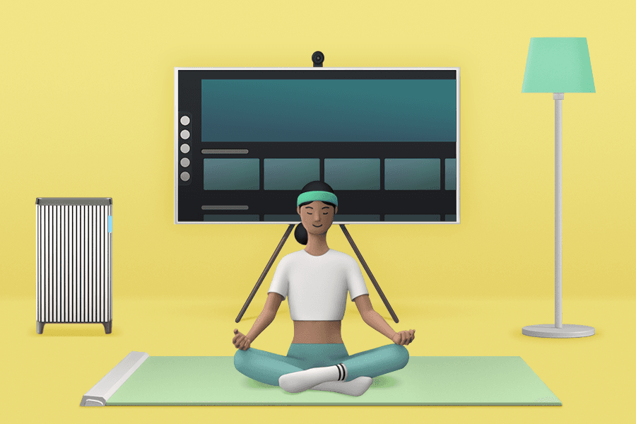 Une femme en tenue de sport commence sa séance d’entraînement dans le salon, la température est agréable et la télévision diffuse des vidéos d’entraînement physique.